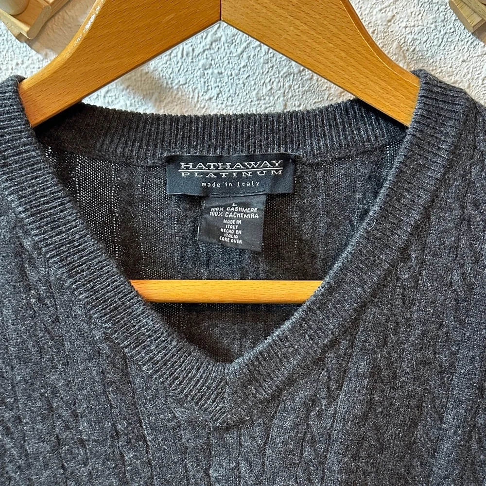 VTG Italy 100% cashmere cable-knit V-neck sweater vest in gray Men’s L